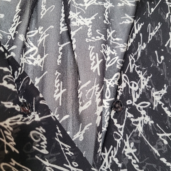 2/$30 🌻 | Reitmans | Script Patterned Blouse - Picture 7 of 16